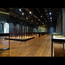 Museumssaal mit Lanzen, Speeren und Krisen